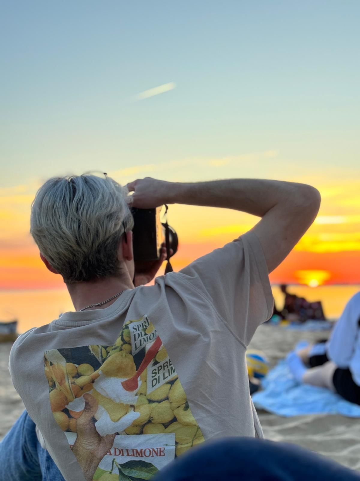 Maxime Lecouturier à la plage qui photographie le coucher de soleil